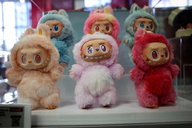 Igrače Labubu, ki jih trži kitajsko podjetje Pop Mart, so postale eden najbolj iskanih izvoznih artiklov, podjetju pa so samo v prvi polovici leta 2025 prinesle vrtoglave prihodke. 