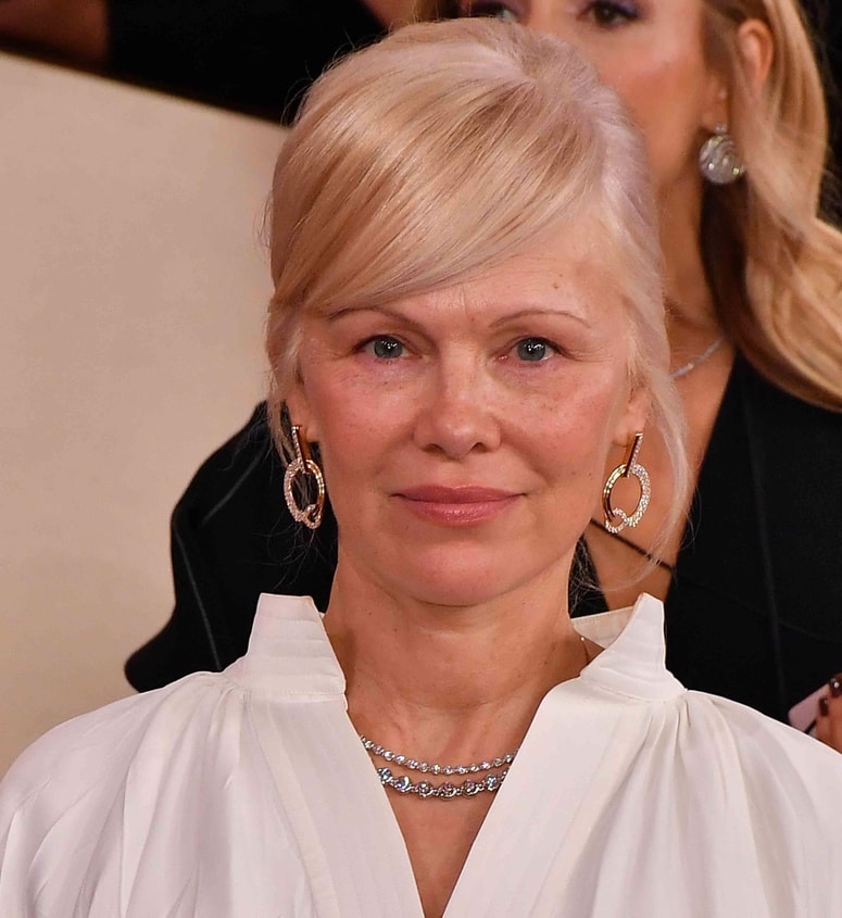 To, kar je sprožilo največ šepetanja med modnimi kritiki in oboževalci, je bil njen obraz.