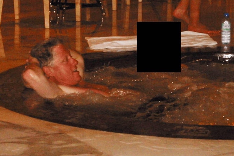 Bill Clinton med eno izmed zabav pri Epsteinu. Fotografije je konec lanskega leta objavil ameriški kongres.