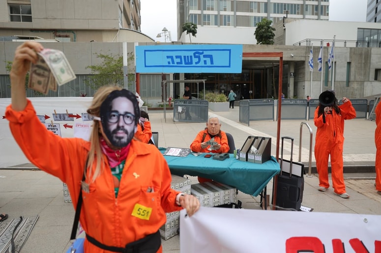 Policija ga išče zaradi uhajanja tajnih vojaških dokumentov.