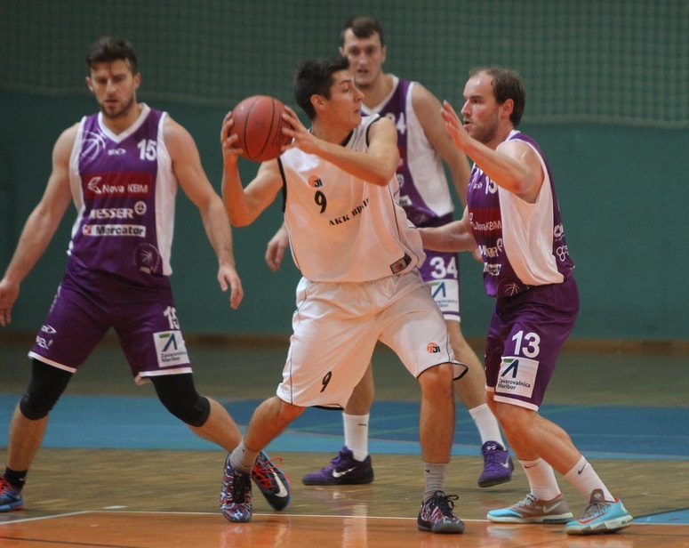 Na pokalni tekmi v Lukni sta se 2. decembra 2014 udarila Branik in Maribor Nova KBM. 