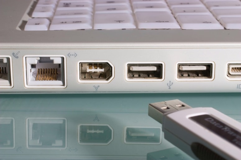 Najosnovnejša in najstarejša sta zagotovo črna in bela barva. 