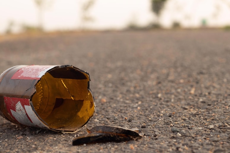 Nadaljevanje fizičnega obračuna in stopnjevanje nasilja so namreč pogumno preprečili 21-letna uslužbenka lokala ter dva občana. 