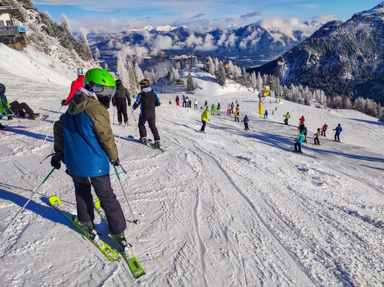 "Sicer je fajn, če greš nekam smučat, ampak starejši otroci in mladostniki bolj omenjajo to, da si ne morejo organizirati svojega časa tako, kot bi sami želeli."