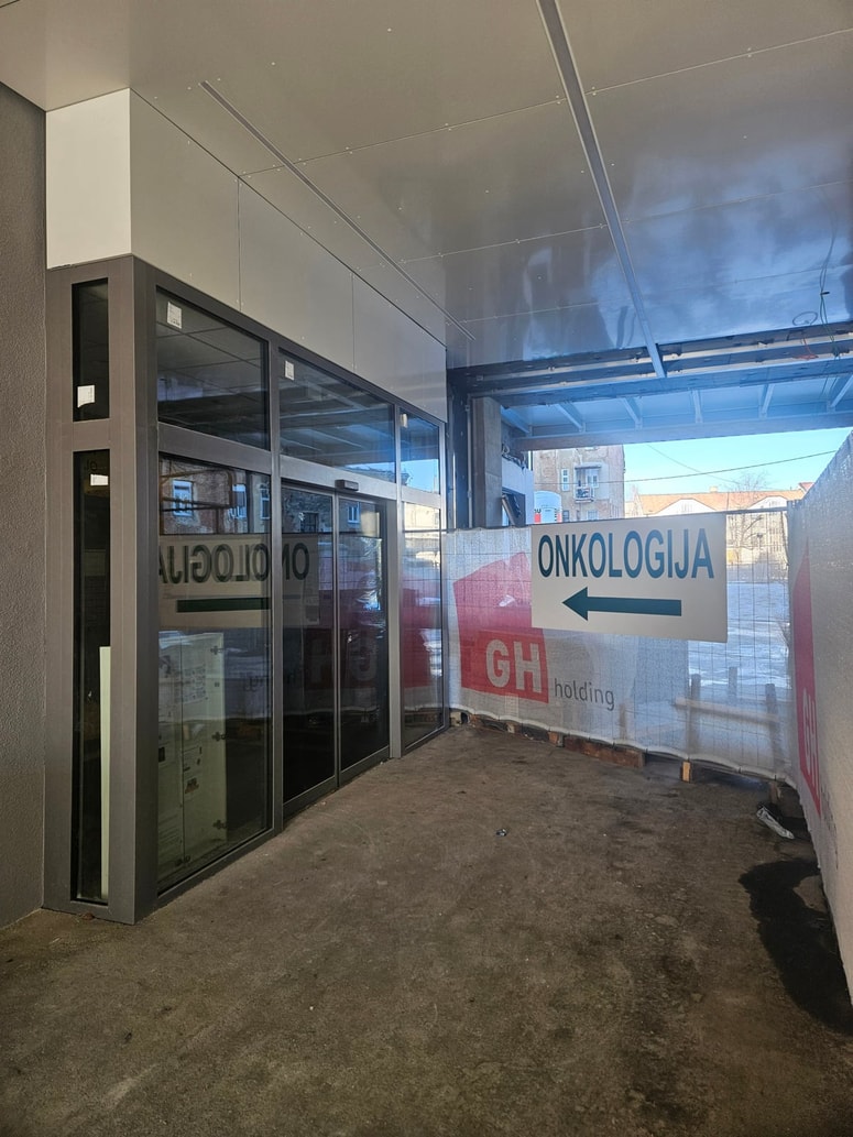 Dostop do stavbe Oddelka za onkologijo ostaja enak, nato za vstop v stavbo sledite oznakam – vhod na vzhodni strani glavne stavbe je od dosedanjega oddaljen približno 30 metrov. 