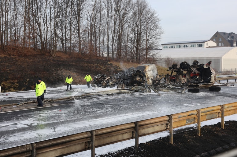 Po prvih informacijah sta v nesreči udeležena kombi in tovorno vozilo.