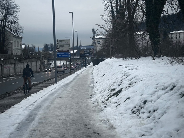 Na vprašanji, ali je letos Ljubljana slabše splužena kot pretekla leta in kako bi sami ocenili očiščenost pločnikov, na občini niso odgovorili.