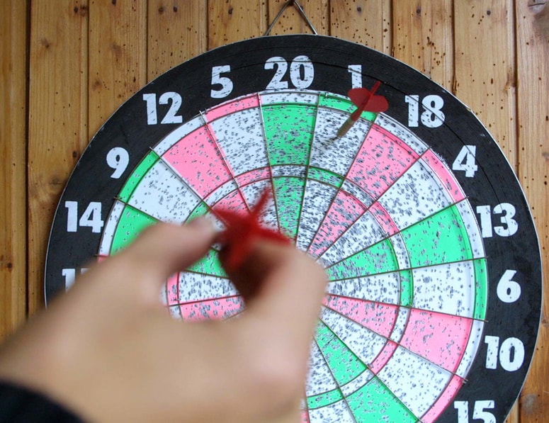 Ker je tarča za pikado nameščena na standardni višini, ki je prilagojena odraslim osebam, je moral šestletnik stopiti na stol. 