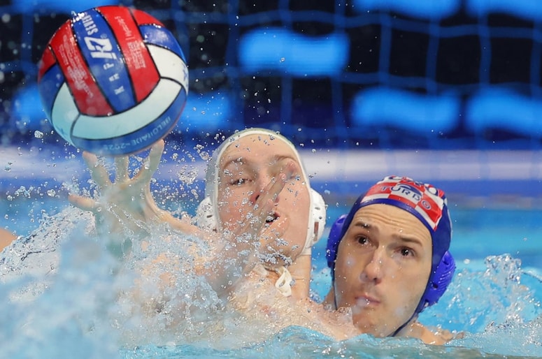 Aljaž Troppan (levo) je bil prvi strelec tekme, toda Sloveniji to ni kaj prida pomagalo. 