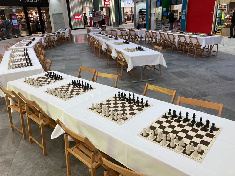 Šahovnice so pripravljene za pravcati šahovski festival. 