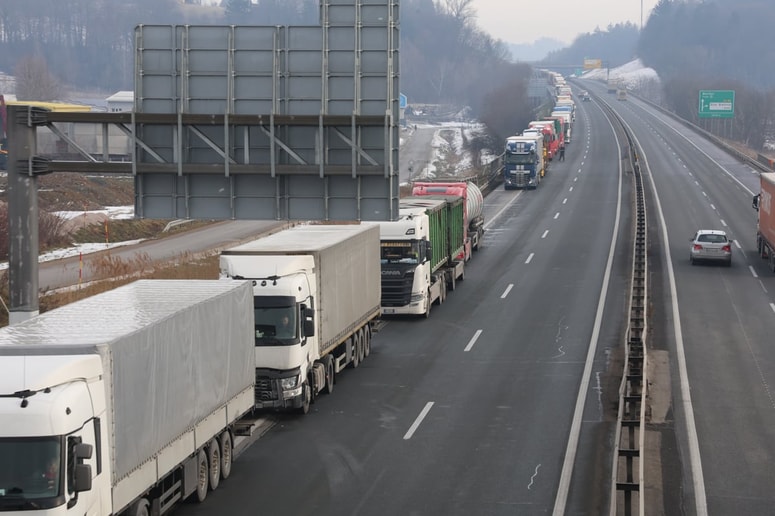 Vozniki so vzpostavili reševalni pas.