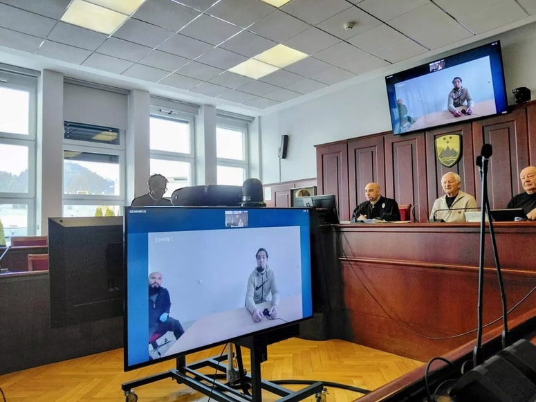 Ker ni hotel vstopiti v prostor, kjer bi spremljal narok, je predsednik senata Vid Bele za obtoženega odredil prisilno privedbo. 