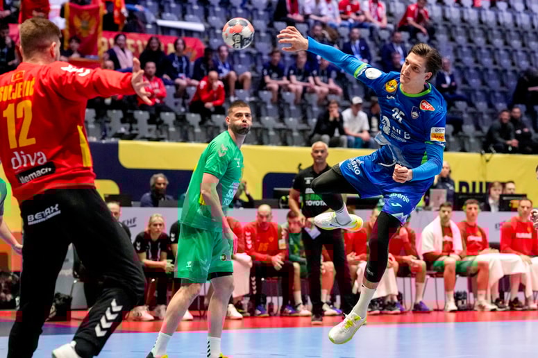 Glavna fotografija članka:Puščanje strehe začasno ustavilo tekmo Slovencev v Oslu