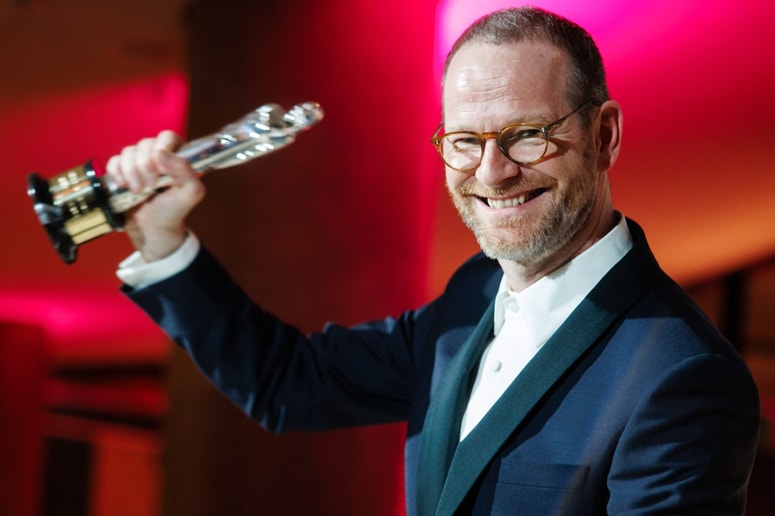 Režiser Joachim Trier z evropsko filmsko nagrado za film Sentimentalna vrednost. 