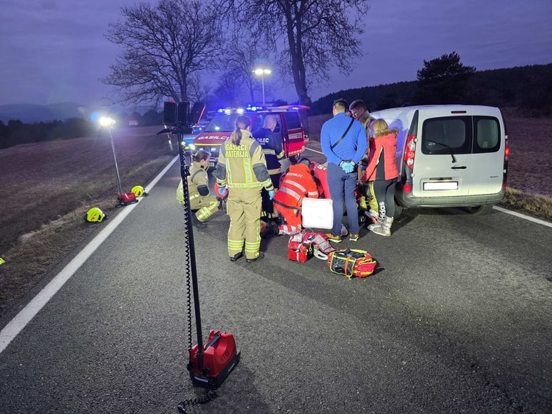 Vozniku žal niso mogli pomagati.