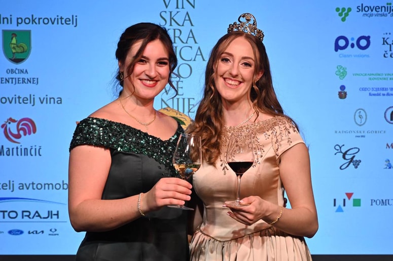 Štajerka Nina Polanec je krono vinske kraljice predala Dolenjki Niki Martinčič. 