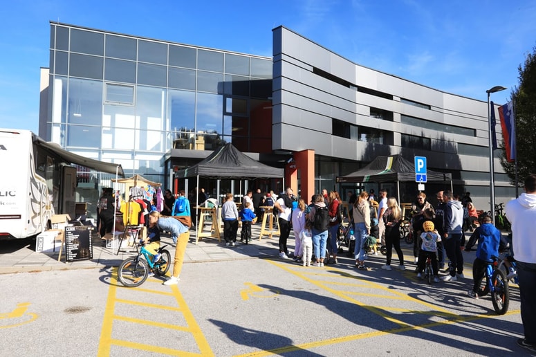 V Občini Hoče-Slivnica je bila sončna elektrarna nameščena tudi na objektu Večnamenske športne dvorane Hoče