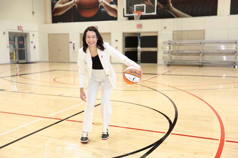 Vanja Černivec je šla s trebuhom za kruhom v ZDA, ker v Evropi najvišje položaje v košarki še vedno stereotipno zavzemajo moški. 