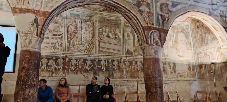 Notranjost cerkve je prekrita s freskami, najbolj znana je Mrtvaški ples.