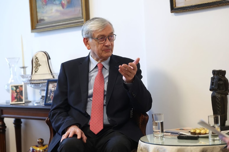 Danilo Türk slovensko politiko spremlja z distance. 