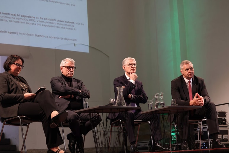 Z župani in županjami so se srečali minister za gospodarstvo, turizem in šport Matjaž Han, državni sektetar Dejan Židan in generalna direktorica Direktorata za turizem Dubravka Kalin.