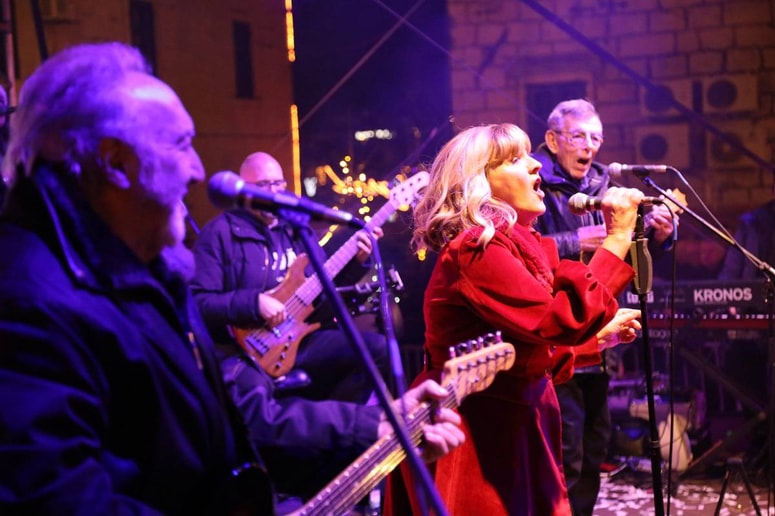 Novi fosili. Ni koncerta ali zabave, kjer ne bi zadonela skladba, ki ni le pesem o delavski ženski, ampak spomenik generaciji in duhu časa. 