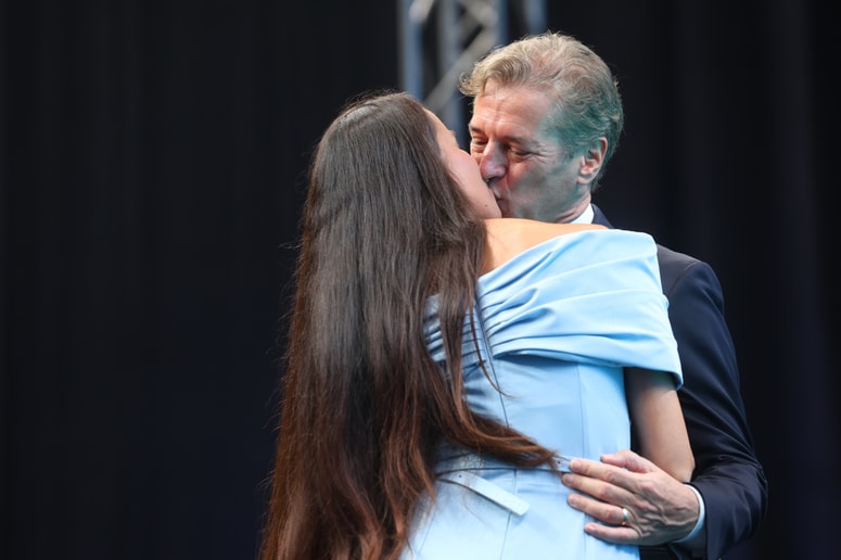 Zakonca sledilce vse pogosteje spustita v svojo zasebnost.