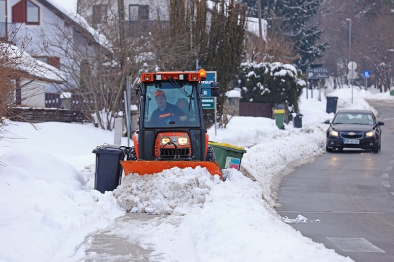 Najprej ceste, potem pločniki. Ali še bolje - sneg s ceste na pločnike ... 