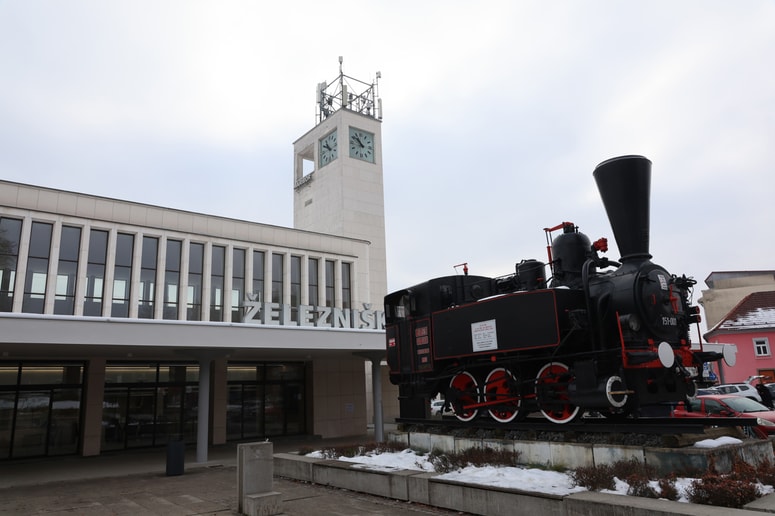 V Mariboru nam očitno ne preostane drugega, kot da se zadovoljimo z blago prenovo železniške postaje. Medtem pa v Ljubljani gradijo megalomansko ... 
