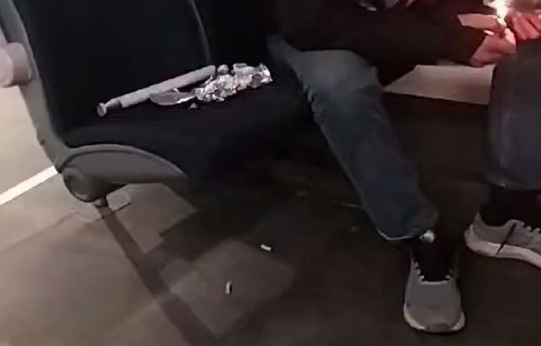 Moški naj bi na vlaku med Zagorjem in Litijo užival heroin.