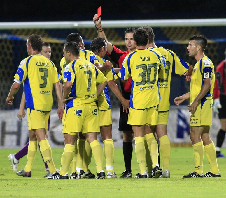 Rdeči karton za domžalski nogomet. In spomin na 18. avgust 2007, na najvišjo zmago Domžal nad Mariborm (4:0). Kakšna zasedba! Zlatan Ljubijankić, Luka Elsner, Andraž Kirm ... 