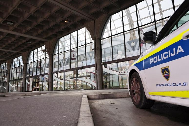 Po vznemirljivih posnetkih na socialnih omrežjih so policisti identificirali domnevnega preprodajalca nevarne droge. 