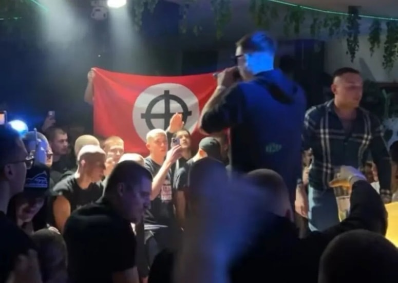 Med občinstvom je zaplapolala zastava s keltskim križem.