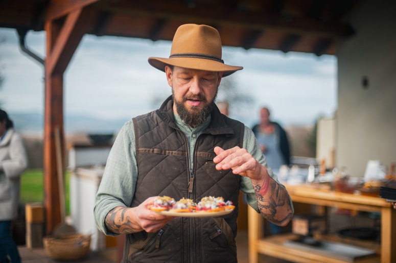 Bine Volčič se je snega zelo razveselil, zato mu ni bilo težko poprijeti za lopato. 