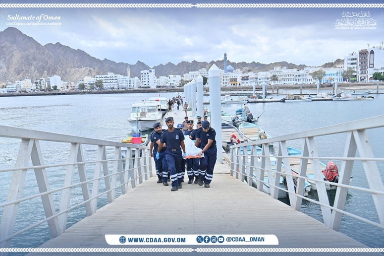 Reševalci s čolna prenašajo umrlega francoskega turista.