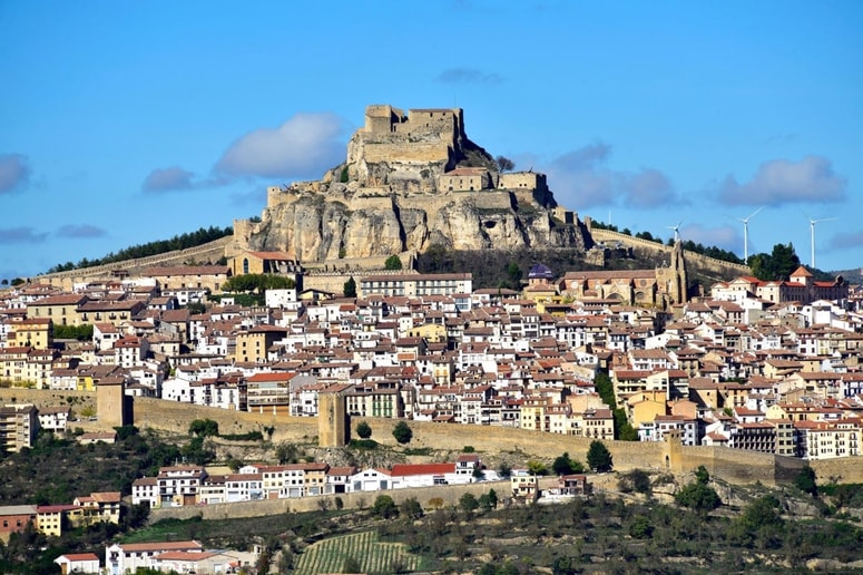 Morella leži na nadmorski višini 984 metrov v pokrajini Castellón na vzhodu Španije.
