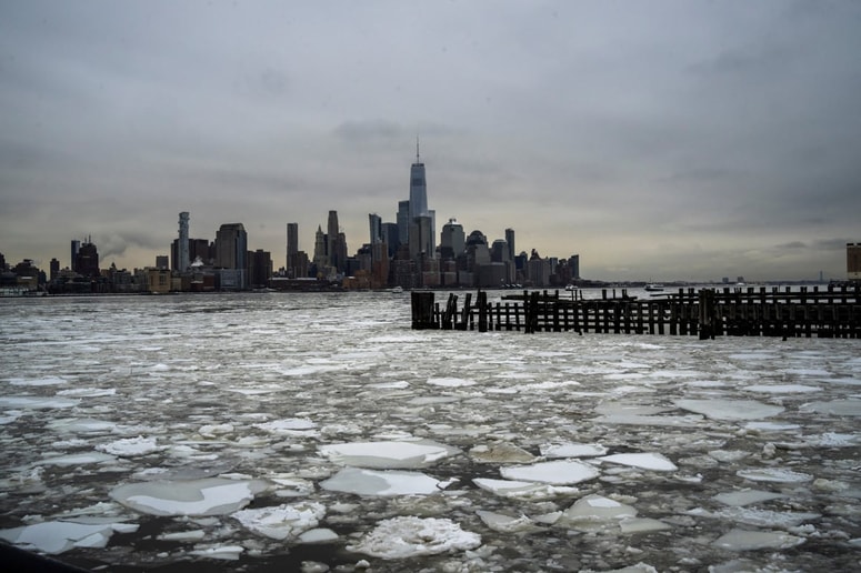 Reki Hudson in East River sta delno zamrznili, po njiju pa plavajo velike ledene plošče. 