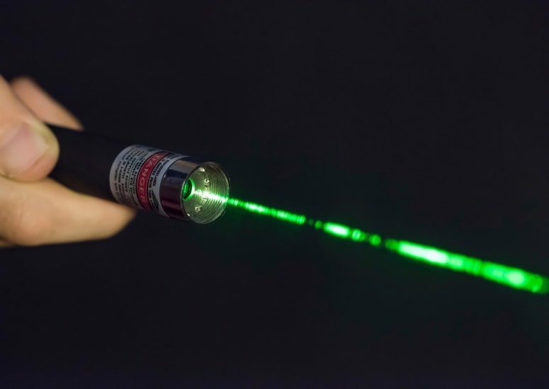 Laserska moč nad petimi milivati že predstavlja tveganje za zdravje oči, saj lahko že pri tej stopnji povzroči okvaro vidnih čutnic in s tem trajno poslabšanje vida. 