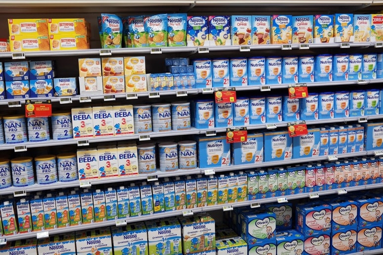 V začetku januarja 2026 je Nestlé razširil odpoklic v 60 državah, kar predstavlja enega največjih vpoklicov v zgodovini podjetja. Ukrep zadeva več blagovnih znamk, kot so SMA, Beba, Guigoz in Alfamino.