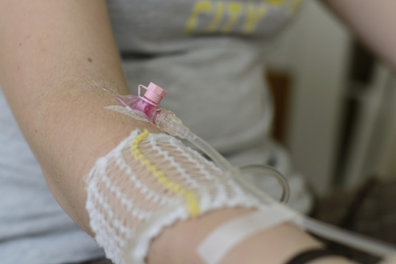 Iz sveta lepotnih odrov je stopila v najtežjo življenjsko bitko. Svojo zgodbo deli, da bi drugim vlila upanje. Fotografija je simbolična.