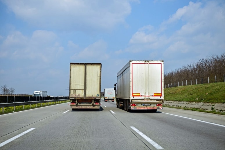 Voznik je med snemanjem odkrito komentiral nevarno ravnanje voznika tovornjaka. Posnetek je v nekaj urah postal viralen. Fotografija je simbolična. 