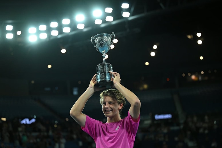 Žiga Šeško z najdragocenejšo trofejo v dosedanji karieri. 