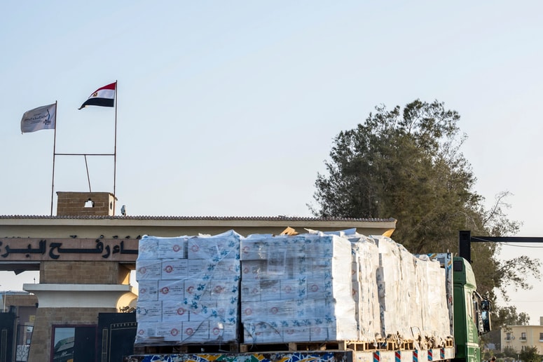 Odprtje v omejenem obsegu pomeni, da lahko prehod trenutno uporabljajo le prebivalci enklave.