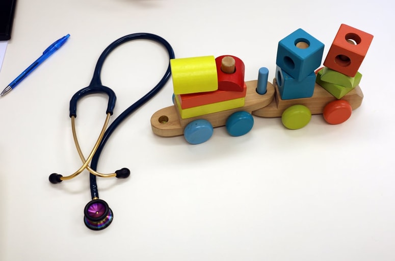 Po navedbah zdravnikov se je deklica že nekaj dni spopadala z visoko telesno temperaturo in slabim počutjem.