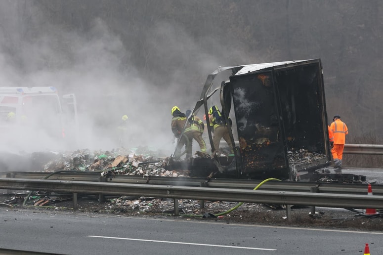 Voznik je ostal nepoškodovan, nastala pa je velika materialna škoda na vozilu. Fotografija je simbolična. 