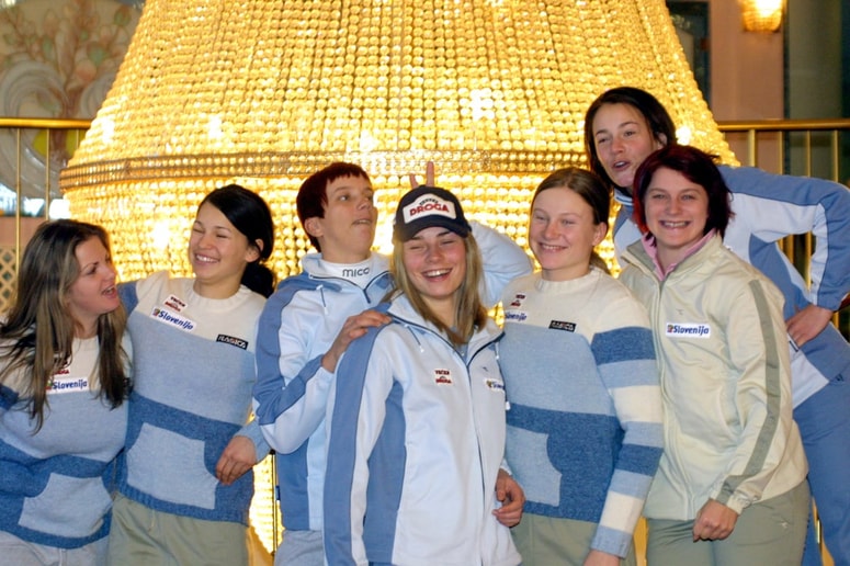 3. januar 2002. Slovenske smučarke v hotelu Habakuk. Od leve: Špela Pretnar, Ana Kobal, Nataša Bokal,¸Tina Maze, Lea Babič, Špela Bračun in Alenka Dovžan.
