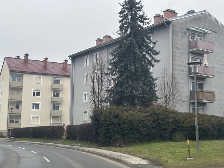 Številne stavbe s socialnimi stanovanji nujno potrebujejo celovito energetsko prenovo, vendar mesta in občine za to nimajo dovolj finančnih sredstev.