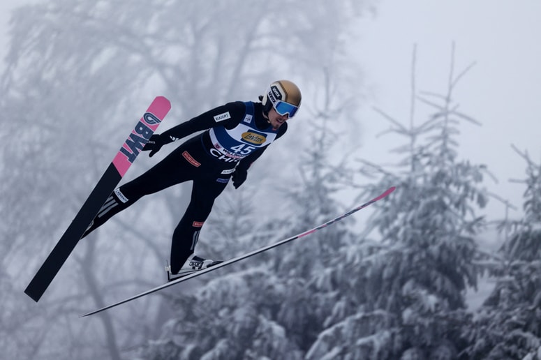 prizanešeno ni bilo niti Forfangu, čeprav mu je pred dnevi preminil oče. Po kraji čelade si je moral za tekmo v Willingenu novo izposoditi. 