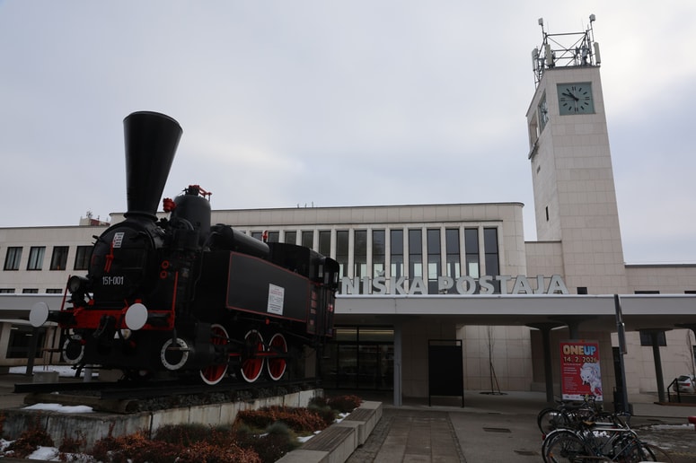 Kolesa pred mariborskim železniškim kolodvorom so še zmeraj pod milim nebom. 