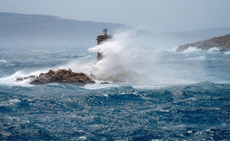Kljub dramatičnim številkam in posnetkom razbesnelega morja pa tisti, ki živijo sredi morja, ostajajo mirni.